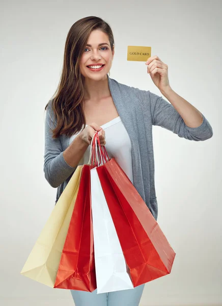 カジュアルを着てショッピング バッグや成功した買い物にクレジット カードを保持している幸せな女 — ストック写真