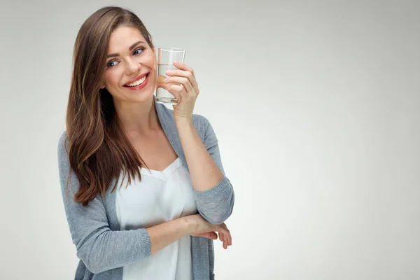 Joven Mujer Sonriente Sosteniendo Vaso Agua — Foto de Stock