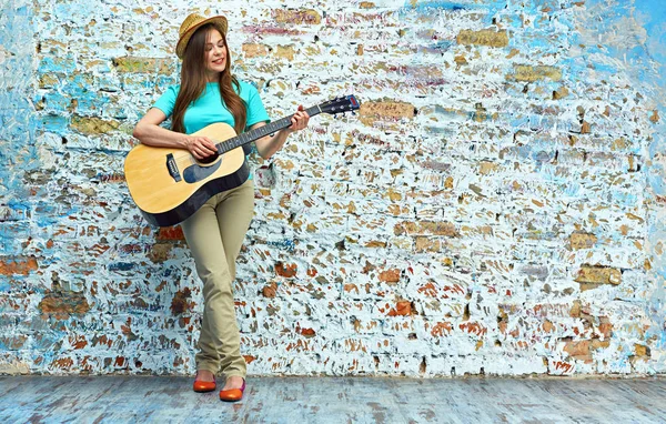 在砖墙背景下的吉他女郎微笑的街头照片 — 图库照片
