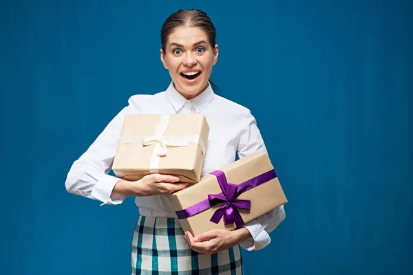 Счастливая Женщина Белой Рубашке Двумя Подарочными Коробками Синем Фоне — стоковое фото