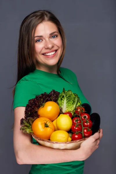 Lachende Vrouw Bedrijf Mand Met Zomer Groenten Fruit — Stockfoto