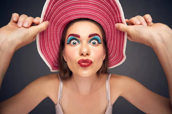 Retrato Facial Mujer Con Maquillaje Brillante Haciendo Labios Beso Pato — Foto de Stock