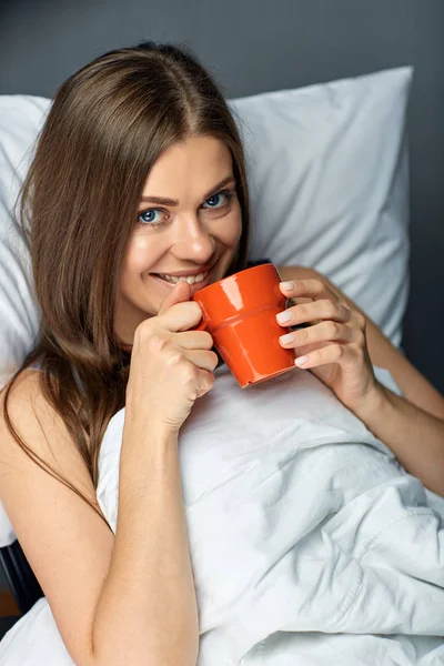 Woman Holding Red Cup Drinking Coffee Blanket Best Morning Time — Stock Photo, Image