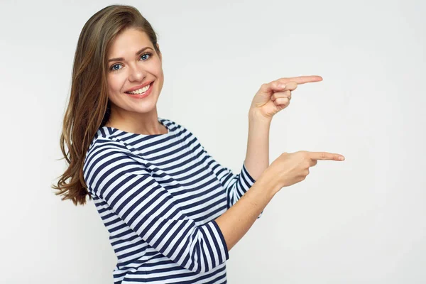 Mujer Sonriente Apuntando Con Dedo Lado Aislado Sobre Fondo Blanco — Foto de Stock