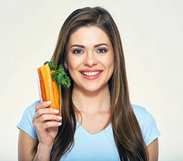 Улыбающаяся Женщина Держащая Морковную Палочку Стекле Белом Фоне — стоковое фото
