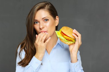 Kadın holding burger gülümseyen ve parmaklar, lokanta kavramı yalama 