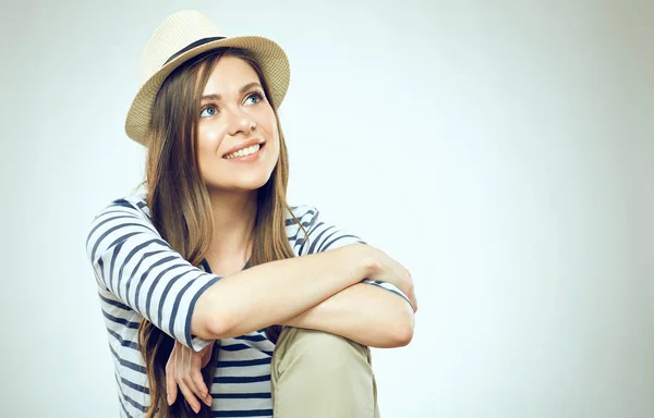 明るい背景の上に座っての帽子をかぶって笑顔の女性の肖像画 — ストック写真