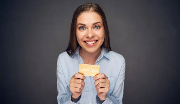 Leende Kvinna Innehav Guld Plast Bank Visitkort — Stockfoto