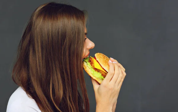 Portret Młodej Kobiety Jedzenie Burger Tle Szare Ściany Koncepcja Fast — Zdjęcie stockowe