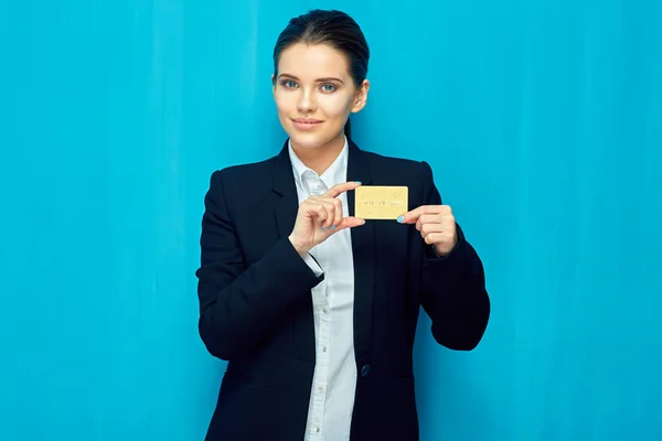 Ung Kvinna Håller Kreditkort Mot Munnen Blå Vägg Bakgrund — Stockfoto