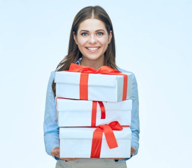 Beyaz arka plan üzerinde izole hediye kutuları tutan gülümseyen iş kadın