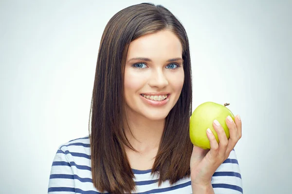 Uśmiechnięta Kobieta Toothy Szelki Zębach Trzyma Jabłko Białym Tle — Zdjęcie stockowe