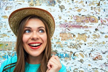 duvar arka plan üzerinde poz şapkalı komik kadın portresi