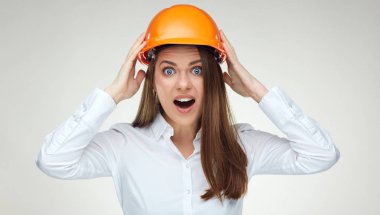 Hayret işkadını beyaz arka plan üzerinde izole kafasına Oluşturucusu miğfer portresi