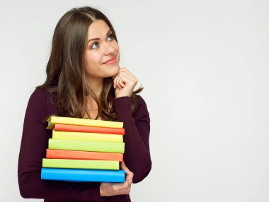  yığın beyaz arka plan üzerinde izole kitap tutan öğrenci kadın portresi 