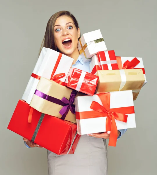 Heureuse Femme Affaires Tenant Une Grosse Pile Cadeaux Sur Fond — Photo