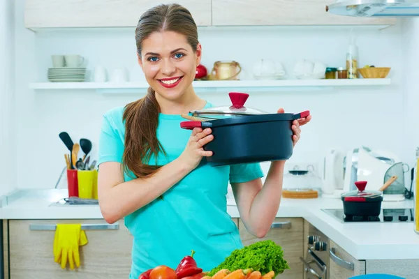 Retrato Mulher Jovem Com Panela Mãos Cozinha Cozinhar Comida Casa — Fotografia de Stock