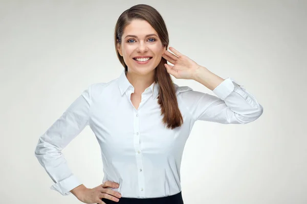 Mulher Sorridente Camisa Branca Segurando Mão Perto Orelha Olhando Para — Fotografia de Stock