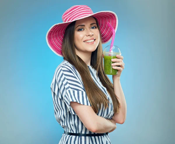 Sorrindo Mulher Segurando Bebida Desintoxicação Fundo Parede Azul — Fotografia de Stock