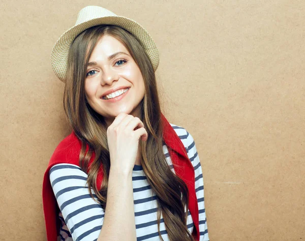 Sorrindo Mulher Usando Chapéu Vestido Camisola Listrada Posando Fundo Bege — Fotografia de Stock