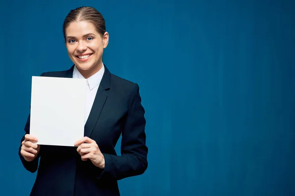 Χαμογελώντας Επιχειρηματίας Κρατώντας Λευκή Πινακίδα Φόντο Μπλε Τοίχο — Φωτογραφία Αρχείου