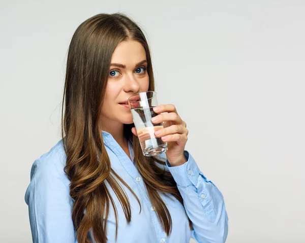 若い女性は 白い背景で隔離のガラスから水を飲むの肖像画 — ストック写真