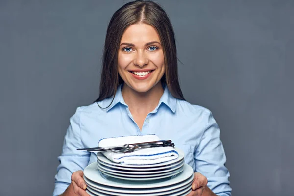 Улыбающаяся Женщина Белой Посудой Сером Фоне — стоковое фото