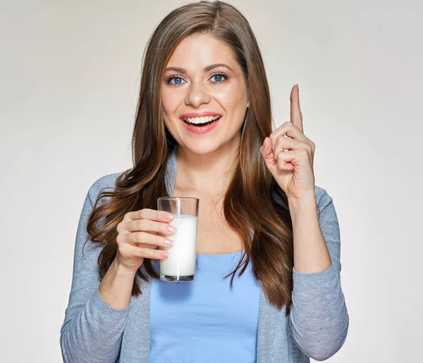 Frau Hält Milchglas Und Zeigt Mit Dem Finger Nach Oben — Stockfoto