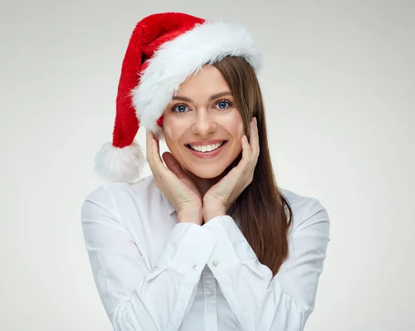 サンタの女の子の身に着けているクリスマスの帽子を笑顔の肖像画を閉じます 孤立した白バック — ストック写真