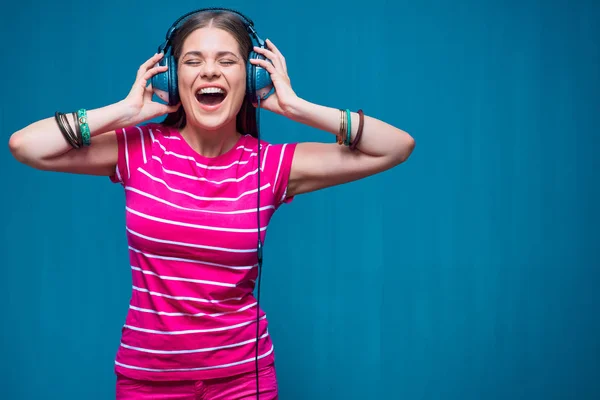 Słuchanie Muzyki Pomocą Słuchawek Uśmiechający Się Kobieta Uśmiech Zębami — Zdjęcie stockowe