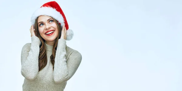 Jonge Vrouw Dragen Santa Kerstmuts Glimlachen Geïsoleerde Portret — Stockfoto