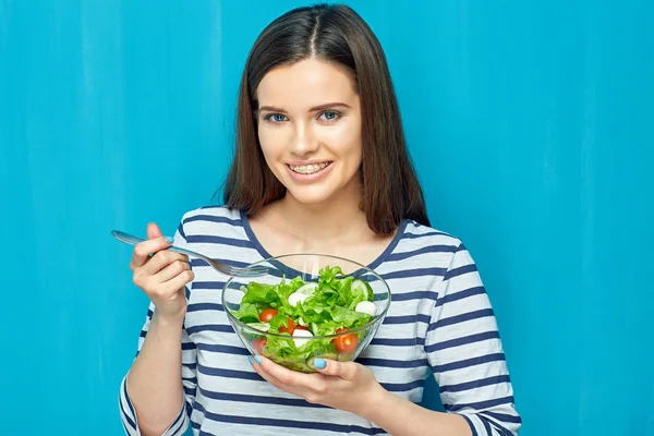 Hermosa Mujer Comiendo Comida Saludable Ensalada Verde Fondo Pared Azul — Foto de Stock