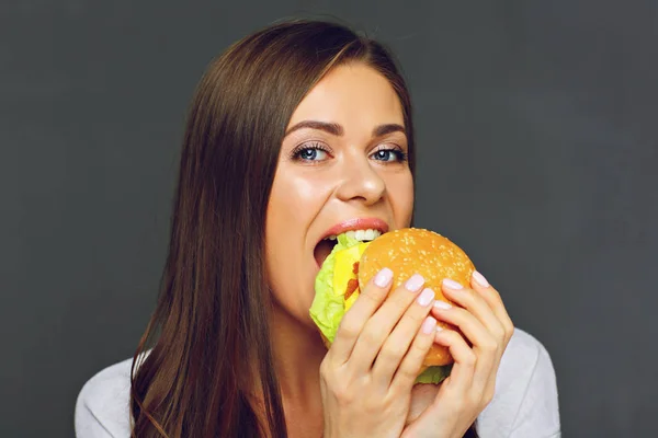 Jonge Vrouw Bijten Grote Hamburger Geïsoleerd Portret Grijze Muur Terug — Stockfoto