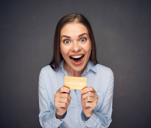 Удивлённая женщина с открытым ртом, держащая кредитку. Забавный портрет
.