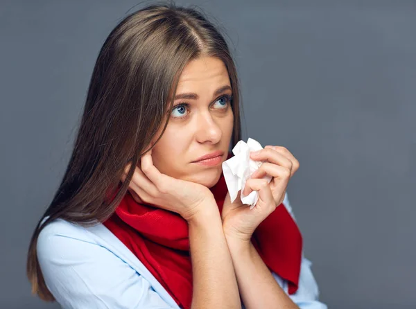 Wanita Sedih Dengan Flu Atau Alergi Yang Memegang Tisu Kertas — Stok Foto