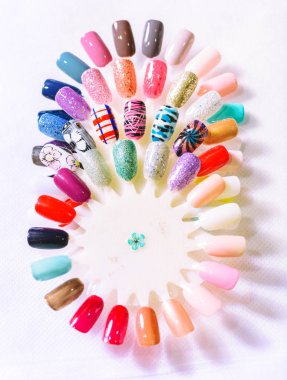 El yazma çivi ipuçları, farklı renkli tırnak tasarım örnekleri