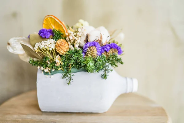 Piękne kwiaty i drzewa doniczkowe w puli biały butelka — Zdjęcie stockowe