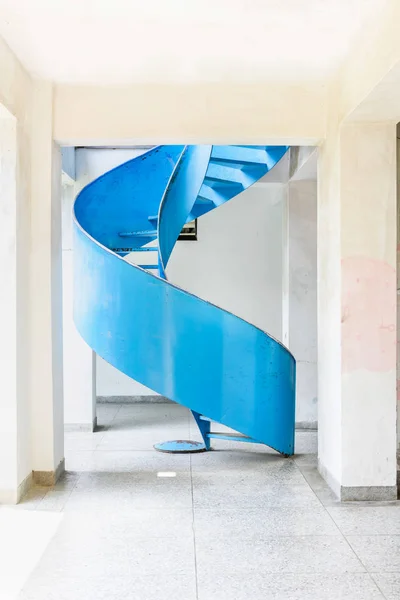 Escalera espiral metálica abstracta azul en habitación luminosa —  Fotos de Stock