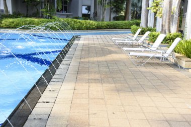 Havuzu ve şezlongları olan bir dinlenme yeri.