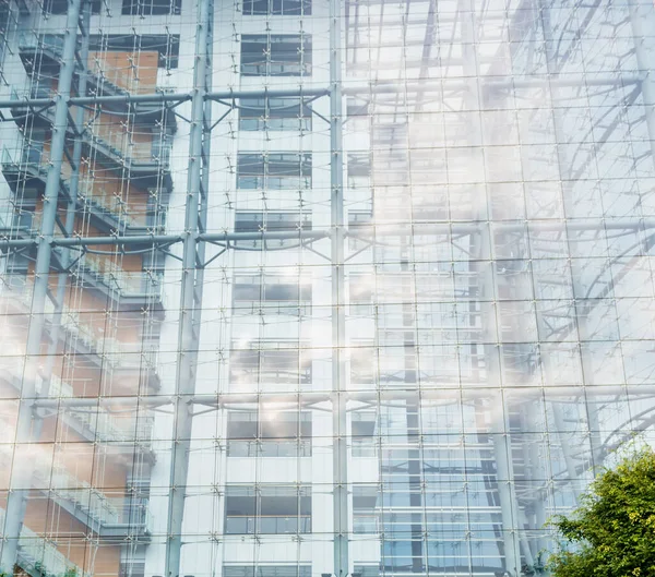 Architectonische Achtergrond Van Een Modern Hoogbouw Met Een Heldere Glazen — Stockfoto