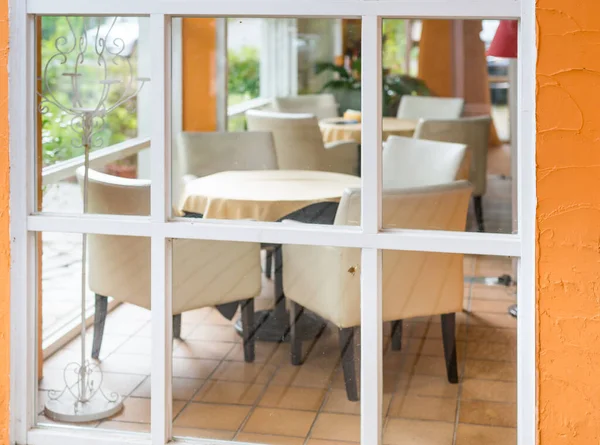 Leeres Restaurant Weißer Tisch Und Stühle Einem Noblen Restaurant — Stockfoto