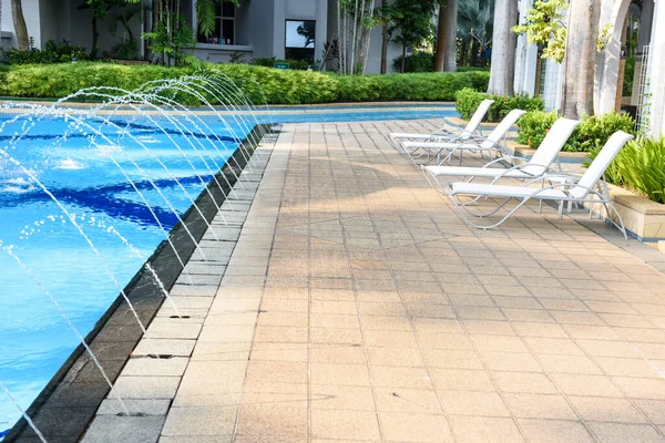 Havuzu Şezlongları Olan Bir Dinlenme Yeri — Stok fotoğraf