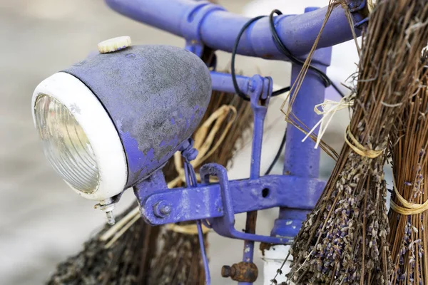 Bicicleta Roxa Com Lavanda — Fotografia de Stock