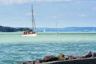 Yelkenli gemi üzerinde Lake Balaton, Balatonfoldvar, Macaristan