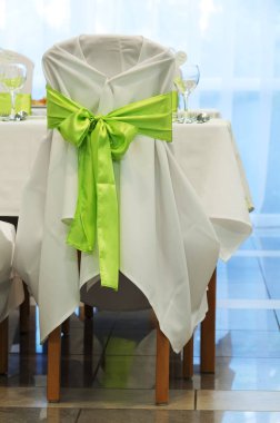 Sandalye düğünde dekore edilmiş