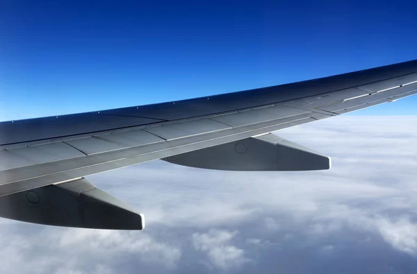 Podróżuj Samolotem Nad Chmurami — Zdjęcie stockowe