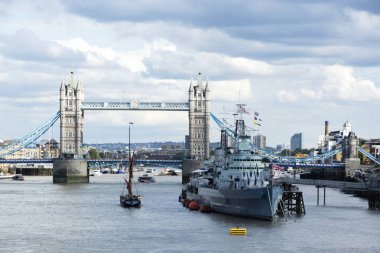 Hms. 07 'de Belfast Kruvazörü ve Tower Köprüsü. Eylül 2019. Londra (Uk )