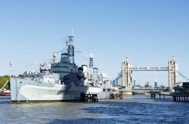 Hms. 13 'te Belfast Kruvazörü ve Tower Köprüsü. Eylül 2019. Londra (Uk )