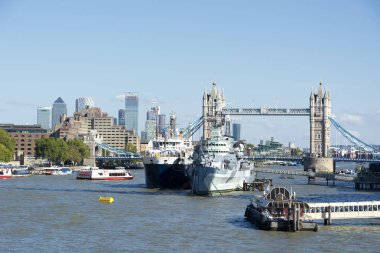 Hms. 13 'te Belfast Kruvazörü ve Tower Köprüsü. Eylül 2019. Londra (Uk )