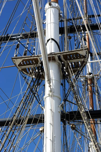 旧的帆船桅杆设备 — 图库照片